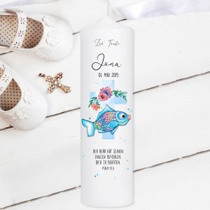 Auf dem Bild ist das Produkt: Taufkerze Kerze zur Taufe oder Kommunion Fisch Jesuskreuz Taufspruch mit Wunschname & Datum zum Preis von €5.9 abgebildet.