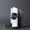 Auf dem Bild ist das Produkt: Trauerkerze Sternenhimmel, personalisiert mit Namen und Datum, Trauerspruch zum Preis von €5.9 abgebildet.