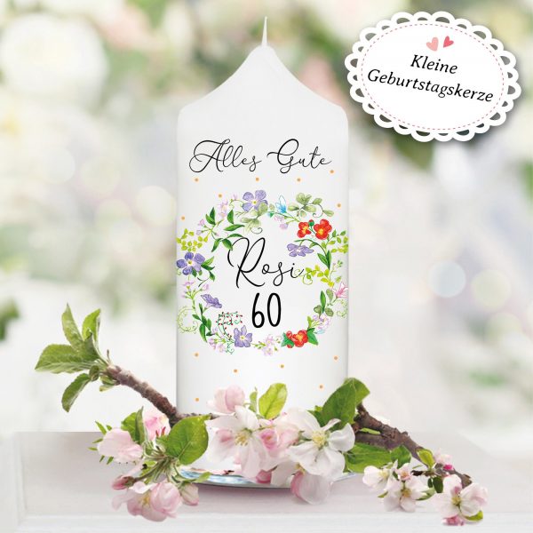 Auf dem Bild ist das Produkt: Weiße Geburtstagskerze Farbenfroher Blumenkranz mit Wunschdaten Geschenkidee Geburtstag zum Preis von €5.9 abgebildet.