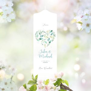 Auf dem Bild ist das Produkt: Weiße Hochzeitskerze Geburtstagskerze Herz aus Blättern, personalisiert Hochzeitsgeschenk Spruch, Valentinstagsgeschenk zum Preis von €5.9 abgebildet.