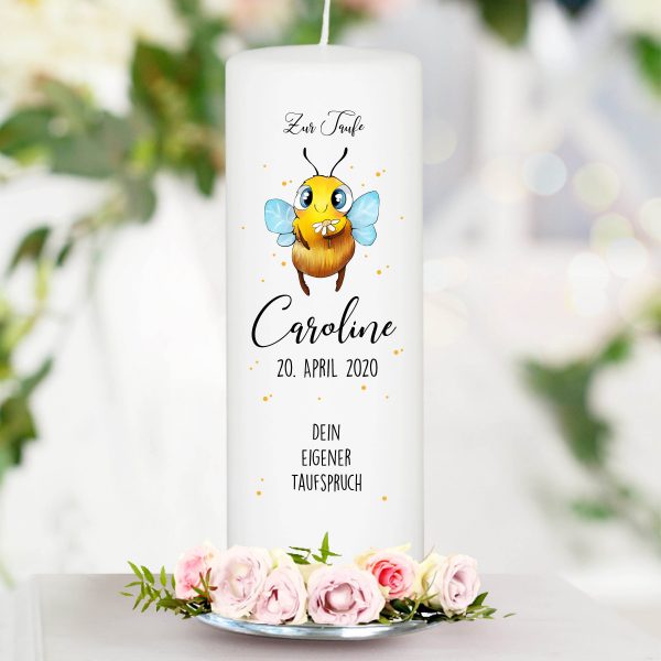 Auf dem Bild ist das Produkt: weiße Taufkerze Kerze zur Taufe oder Geburt Biene  Hummel Taufspruch mit Wunschname & Datum zum Preis von €5.9 abgebildet.