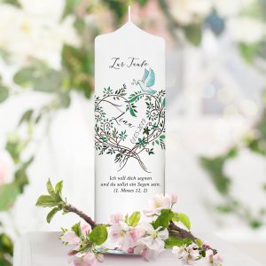 Auf dem Bild ist das Produkt: weiße Taufkerze Kerze zur Taufe oder Geburt Blätterkranz Taube mit Name Datum Taufspruch zum Preis von €5.9 abgebildet.