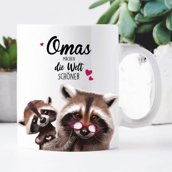 Auf dem Bild ist das Produkt: Bedruckte Tasse Waschbär mit Waschbärkind Omas machen die Welt schöner Geschenk Geburtstag Großmutter zum Preis von €15.90 abgebildet.