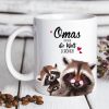 Auf dem Bild ist das Produkt: Bedruckte Tasse Waschbär mit Waschbärkind Omas machen die Welt schöner Geschenk Geburtstag Großmutter zum Preis von €15.90 abgebildet.