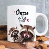 Auf dem Bild ist das Produkt: Bedruckte Tasse Waschbär mit Waschbärkind Omas machen die Welt schöner Geschenk Geburtstag Großmutter zum Preis von €15.90 abgebildet.
