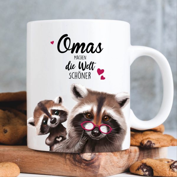 Auf dem Bild ist das Produkt: Bedruckte Tasse Waschbär mit Waschbärkind Omas machen die Welt schöner Geschenk Geburtstag Großmutter zum Preis von €15.90 abgebildet.