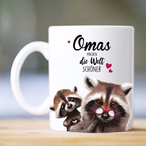 Auf dem Bild ist das Produkt: Bedruckte Tasse Waschbär mit Waschbärkind Omas machen die Welt schöner Geschenk Geburtstag Großmutter zum Preis von €15.90 abgebildet.