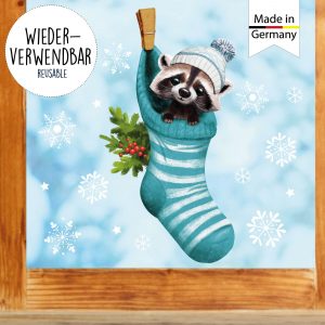 Auf dem Bild ist das Produkt: Fensterbild Weihnachten Winter Waschbär Socke Schneeflocken Kinderzimmer Fensterdeko wiederverwendbar zum Preis von €13.90 abgebildet.