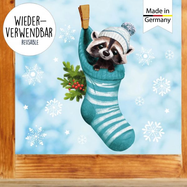 Auf dem Bild ist das Produkt: Fensterbild Weihnachten Winter Waschbär Socke Schneeflocken Kinderzimmer Fensterdeko wiederverwendbar zum Preis von €13.90 abgebildet.