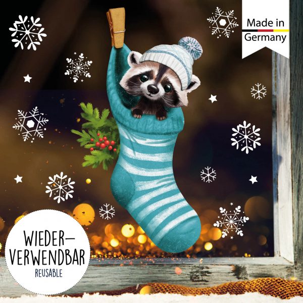 Auf dem Bild ist das Produkt: Fensterbild Weihnachten Winter Waschbär Socke Schneeflocken Kinderzimmer Fensterdeko wiederverwendbar zum Preis von €13.90 abgebildet.