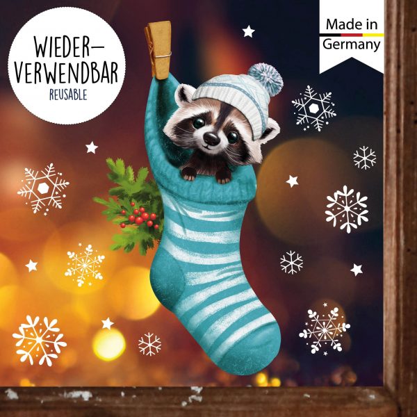 Auf dem Bild ist das Produkt: Fensterbild Weihnachten Winter Waschbär Socke Schneeflocken Kinderzimmer Fensterdeko wiederverwendbar zum Preis von €13.90 abgebildet.