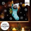 Auf dem Bild ist das Produkt: Fensterbild Weihnachten Winter Waschbär Socke Schneeflocken Kinderzimmer Fensterdeko wiederverwendbar zum Preis von €13.90 abgebildet.
