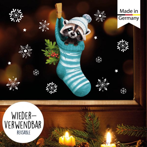 Auf dem Bild ist das Produkt: Fensterbild Weihnachten Winter Waschbär Socke Schneeflocken Kinderzimmer Fensterdeko wiederverwendbar zum Preis von €13.90 abgebildet.