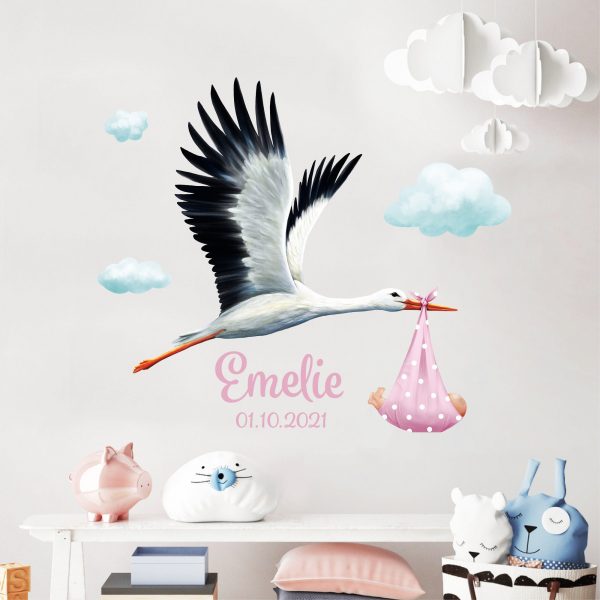 Auf dem Bild ist das Produkt: Personalisiertes Wandtattoo Kinderzimmer Mädchen Storch mit Baby mit Wunschnamen und Datum Dekoration Babyzimmer zum Preis von €29.9 abgebildet.