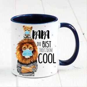 Auf dem Bild ist das Produkt: Tasse bedruckt für Papa Löwe mit Maske Papa Du bist trotzdem cool, Geschenk Geburtstag Kaffeetasse Kaffeebecher, Vatertagsgeschenk zum Preis von €18.9 abgebildet.