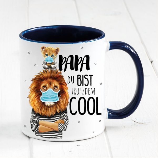 Auf dem Bild ist das Produkt: Tasse bedruckt für Papa Löwe mit Maske Papa Du bist trotzdem cool, Geschenk Geburtstag Kaffeetasse Kaffeebecher, Vatertagsgeschenk zum Preis von €18.9 abgebildet.