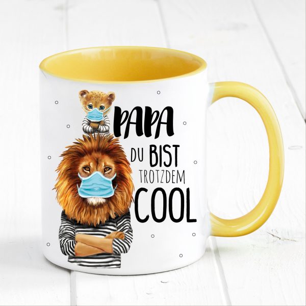 Auf dem Bild ist das Produkt: Tasse bedruckt für Papa Löwe mit Maske Papa Du bist trotzdem cool, Geschenk Geburtstag Kaffeetasse Kaffeebecher, Vatertagsgeschenk zum Preis von €18.9 abgebildet.