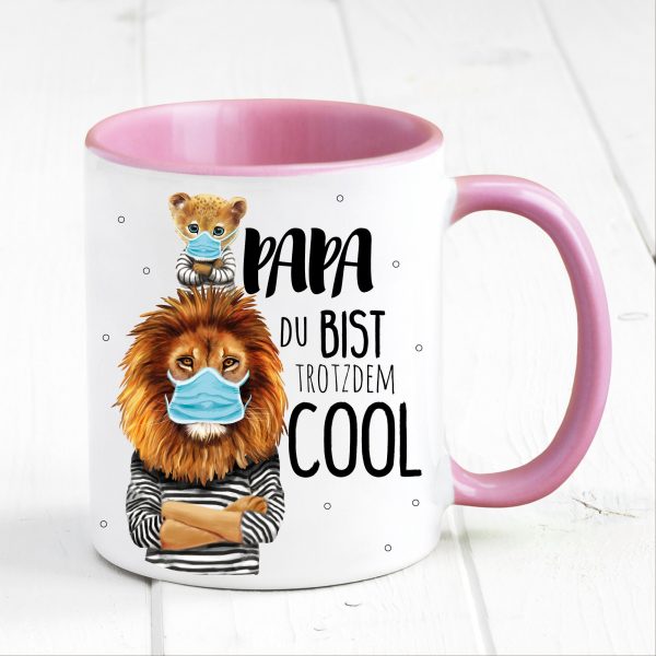 Auf dem Bild ist das Produkt: Tasse bedruckt für Papa Löwe mit Maske Papa Du bist trotzdem cool, Geschenk Geburtstag Kaffeetasse Kaffeebecher, Vatertagsgeschenk zum Preis von €18.9 abgebildet.