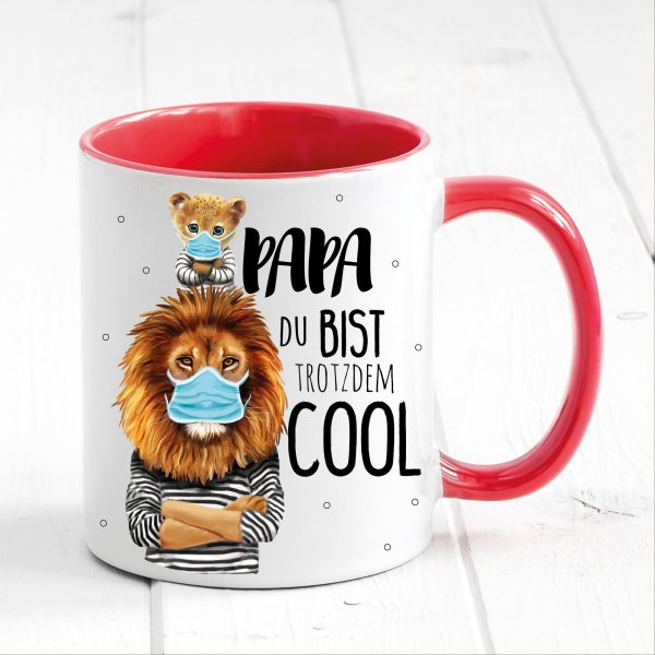 Auf dem Bild ist das Produkt: Tasse bedruckt für Papa Löwe mit Maske Papa Du bist trotzdem cool, Geschenk Geburtstag Kaffeetasse Kaffeebecher, Vatertagsgeschenk zum Preis von €18.9 abgebildet.