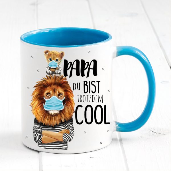 Auf dem Bild ist das Produkt: Tasse bedruckt für Papa Löwe mit Maske Papa Du bist trotzdem cool, Geschenk Geburtstag Kaffeetasse Kaffeebecher, Vatertagsgeschenk zum Preis von €18.9 abgebildet.