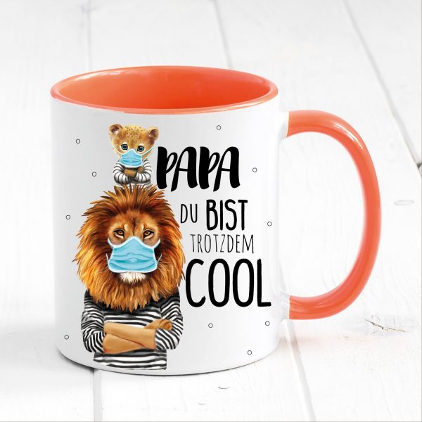 Auf dem Bild ist das Produkt: Tasse bedruckt für Papa Löwe mit Maske Papa Du bist trotzdem cool, Geschenk Geburtstag Kaffeetasse Kaffeebecher, Vatertagsgeschenk zum Preis von €18.9 abgebildet.