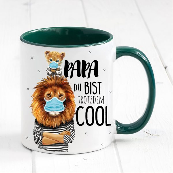 Auf dem Bild ist das Produkt: Tasse bedruckt für Papa Löwe mit Maske Papa Du bist trotzdem cool, Geschenk Geburtstag Kaffeetasse Kaffeebecher, Vatertagsgeschenk zum Preis von €18.9 abgebildet.