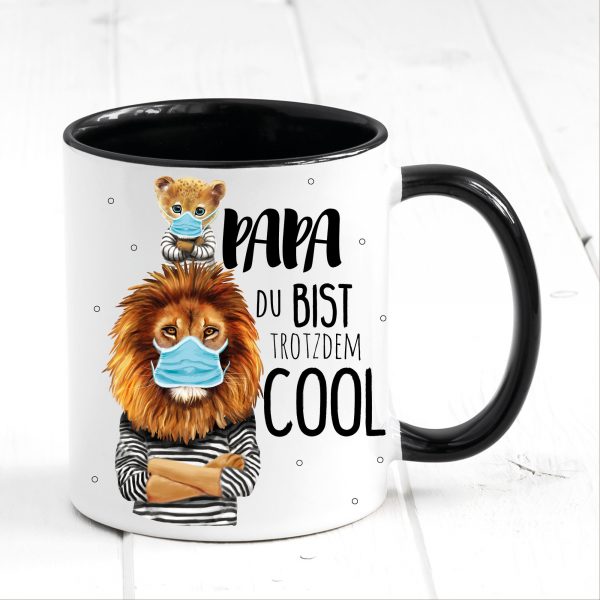 Auf dem Bild ist das Produkt: Tasse bedruckt für Papa Löwe mit Maske Papa Du bist trotzdem cool, Geschenk Geburtstag Kaffeetasse Kaffeebecher, Vatertagsgeschenk zum Preis von €18.9 abgebildet.