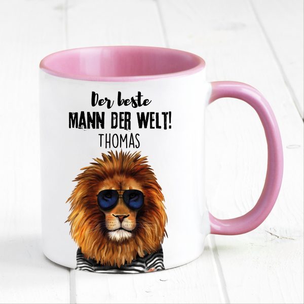 Auf dem Bild ist das Produkt: Tasse bedruckt Löwe Der beste Mann der Welt personalisiertes Geschenk Geburtstag Kaffeetasse Kaffeebecher zum Preis von €17.90 abgebildet.