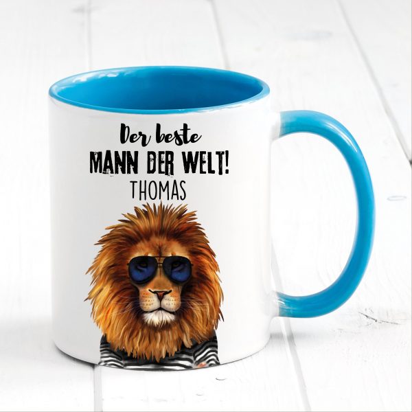 Auf dem Bild ist das Produkt: Tasse bedruckt Löwe Der beste Mann der Welt personalisiertes Geschenk Geburtstag Kaffeetasse Kaffeebecher zum Preis von €17.90 abgebildet.