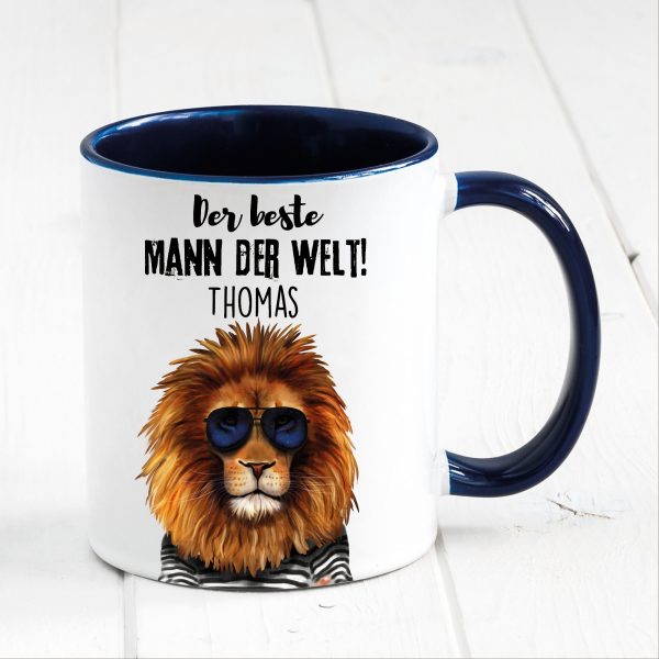 Auf dem Bild ist das Produkt: Tasse bedruckt Löwe Der beste Mann der Welt personalisiertes Geschenk Geburtstag Kaffeetasse Kaffeebecher zum Preis von €17.90 abgebildet.