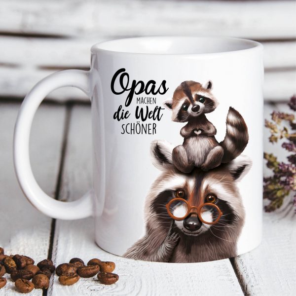 Auf dem Bild ist das Produkt: Tasse bedruckt Waschbär Opa mit Waschbärjunges Opas machen die Welt schöner, Geschenk Geburtstag zum Preis von €15.90 abgebildet.