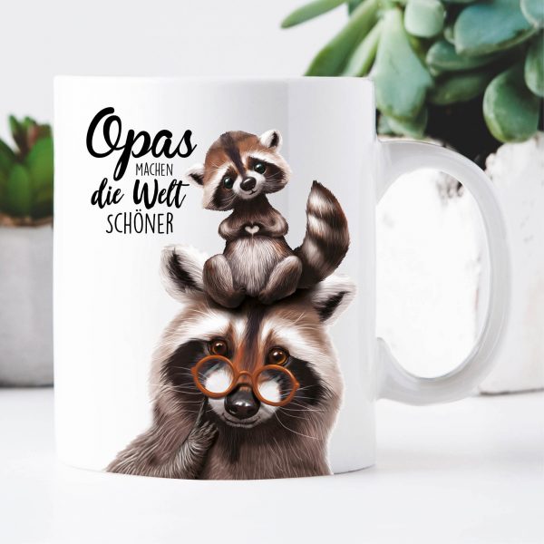 Auf dem Bild ist das Produkt: Tasse bedruckt Waschbär Opa mit Waschbärjunges Opas machen die Welt schöner, Geschenk Geburtstag zum Preis von €15.90 abgebildet.