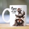 Auf dem Bild ist das Produkt: Tasse bedruckt Waschbär Opa mit Waschbärjunges Opas machen die Welt schöner, Geschenk Geburtstag zum Preis von €15.90 abgebildet.