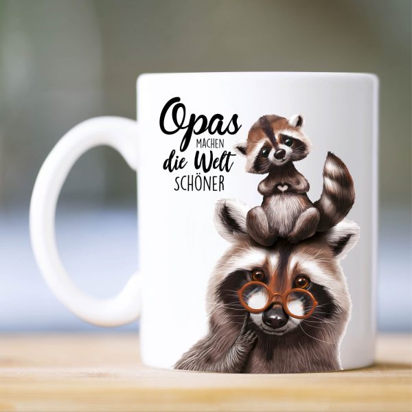 Auf dem Bild ist das Produkt: Tasse bedruckt Waschbär Opa mit Waschbärjunges Opas machen die Welt schöner, Geschenk Geburtstag zum Preis von €15.90 abgebildet.