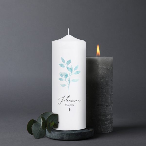 Auf dem Bild ist das Produkt: Trauerkerze Blätter Zweig hellblau personalisiert mit Namen und Datum zum Preis von €5.9 abgebildet.