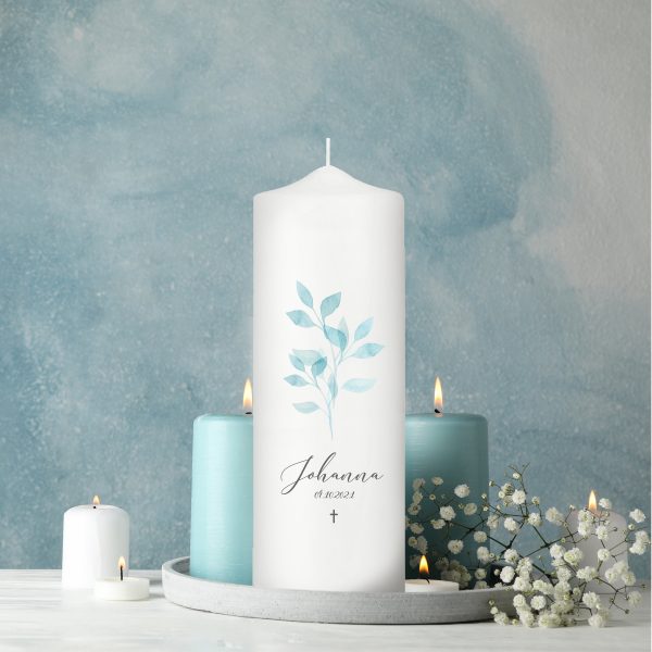 Auf dem Bild ist das Produkt: Trauerkerze Blätter Zweig hellblau personalisiert mit Namen und Datum zum Preis von €5.9 abgebildet.