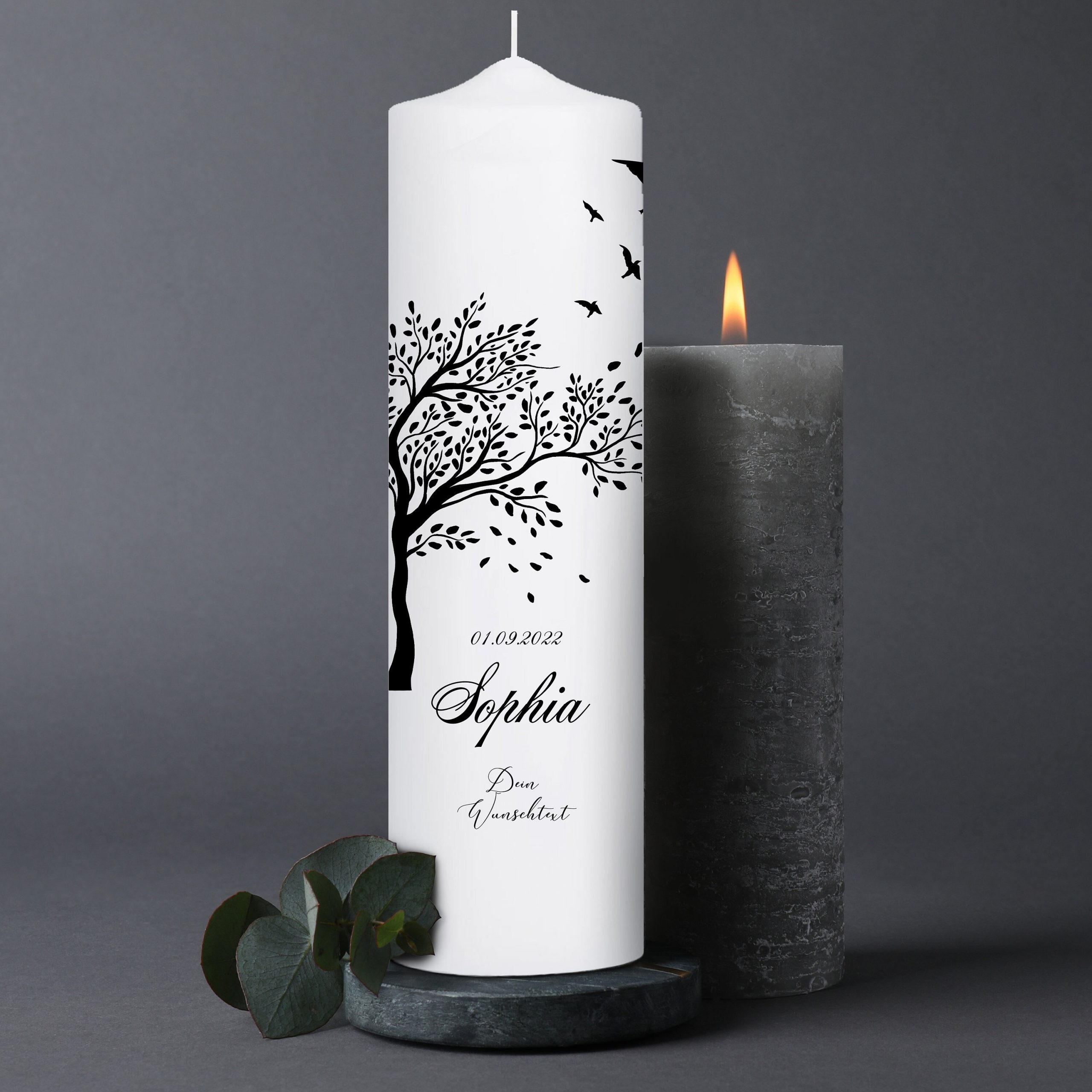 Trauerkerze Blumenkranz Baum Lebensbaum Vögel personalisiert mit Namen Datum Trauerspruch Kerze