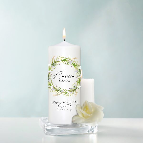 Auf dem Bild ist das Produkt: Trauerkerze Blumenkranz Calla personalisiert mit Namen Datum Trauerspruch zum Preis von €5.9 abgebildet.