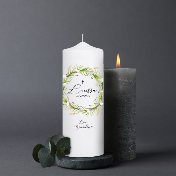 Auf dem Bild ist das Produkt: Trauerkerze Blumenkranz Calla personalisiert mit Namen Datum Trauerspruch zum Preis von €5.9 abgebildet.