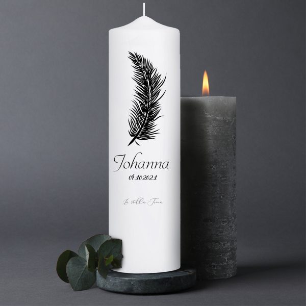 Auf dem Bild ist das Produkt: Trauerkerze Blumenkranz Feder schwarz personalisiert mit Namen Datum Trauerspruch zum Preis von €5.9 abgebildet.