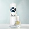 Auf dem Bild ist das Produkt: Trauerkerze für Tiere Hund Pfote personalisiert mit Namen und Datum Kerze Katze Trauer zum Preis von €5.90 abgebildet.