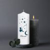 Auf dem Bild ist das Produkt: Trauerkerze Junge mit Halbmond an der Angel personalisiert mit Namen und Datum zum Preis von €5.9 abgebildet.