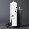 Auf dem Bild ist das Produkt: Trauerkerze Pusteblume und Vögel, personalisiert mit Namen und Datum zum Preis von €5.9 abgebildet.