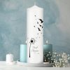 Auf dem Bild ist das Produkt: Trauerkerze Pusteblume und Vögel, personalisiert mit Namen und Datum zum Preis von €5.9 abgebildet.