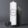 Auf dem Bild ist das Produkt: Trauerkerze schwarzer Blätterkranz, personalisiert mit Namen und Datum, Trauerspruch zum Preis von €5.9 abgebildet.