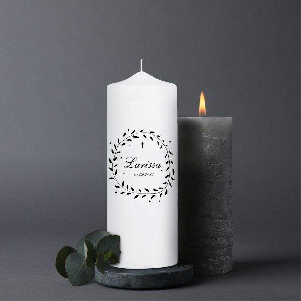 Auf dem Bild ist das Produkt: Trauerkerze schwarzer Blätterkranz, personalisiert mit Namen und Datum, Trauerspruch zum Preis von €5.9 abgebildet.