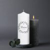 Auf dem Bild ist das Produkt: Trauerkerze schwarzer Blätterkranz, personalisiert mit Namen und Datum, Trauerspruch zum Preis von €5.9 abgebildet.
