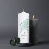 Auf dem Bild ist das Produkt: Trauerkerze Zweig mit grünen Blättern, personalisiert mit Namen und Datum zum Preis von €5.9 abgebildet.