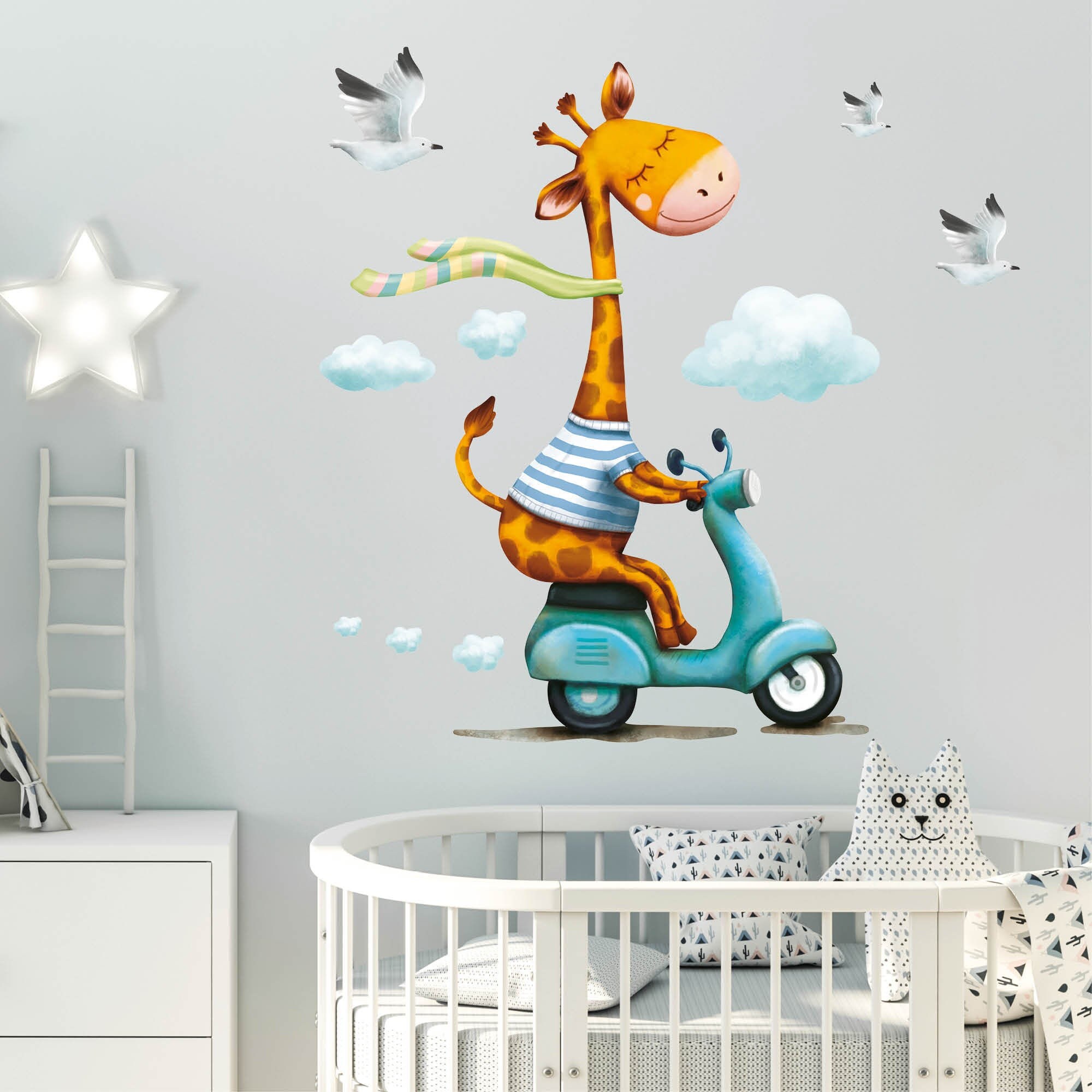 Wandtattoo Kinderzimmer Giraffe auf Roller Scooter, Dekoration Babyzimmer