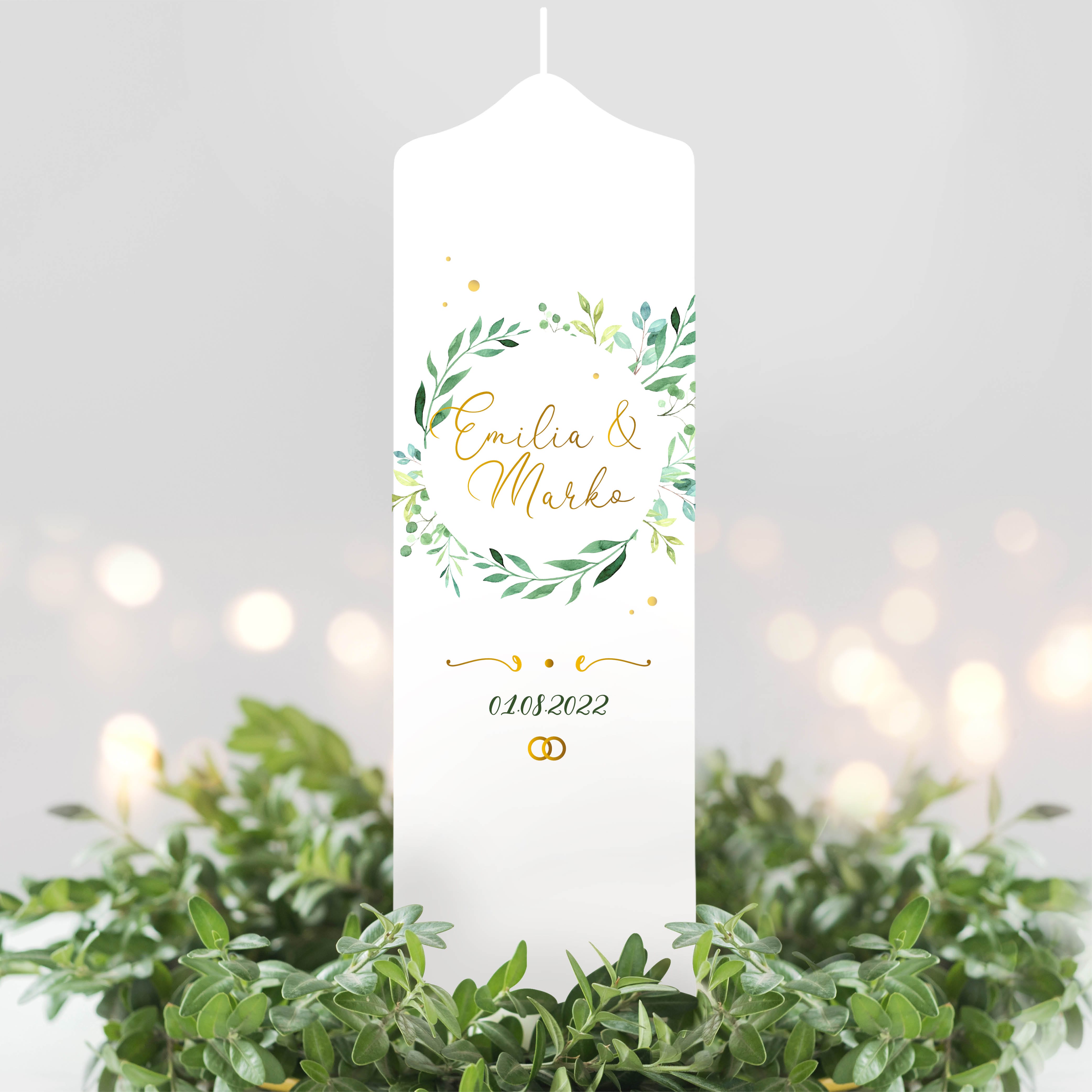 Auf dem Bild ist das Produkt: Weiße Hochzeitskerze Kranz aus grünen Blättern personalisiert Hochzeitsgeschenk Spruch, Valentinstagsgeschenk, Geburtstagskerze zum Preis von €5.90 abgebildet.